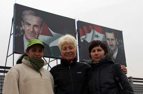 Filles devant le panneau de Bachar el Assad